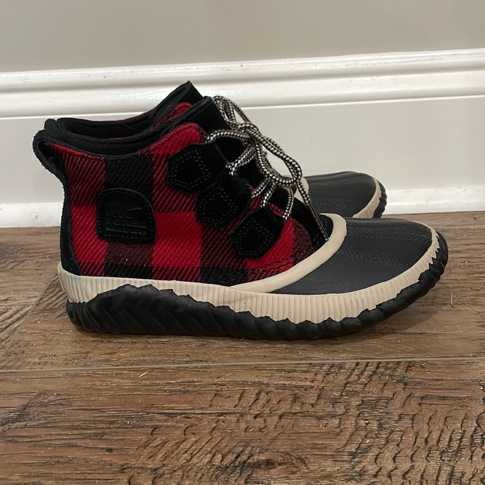 Sorel waterproof boots buffalo plaid 6